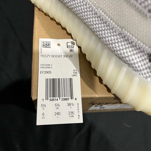 Yeezy Boost 350 V2 - Picture 3 of 8